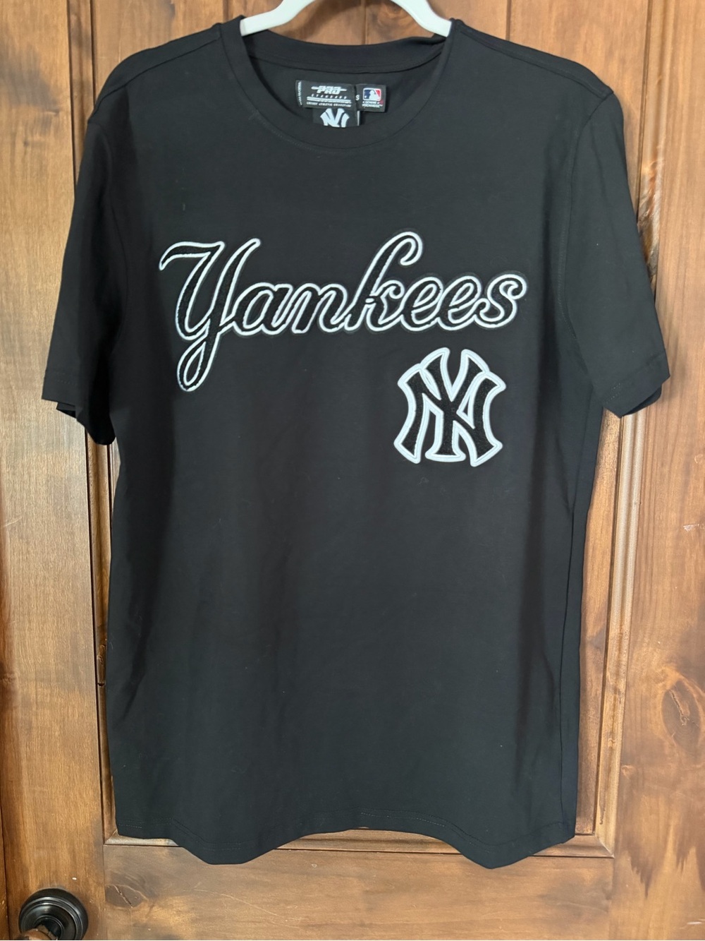 Pro Standard New York Yankees Black Embroidered Logo Tee Size S NWT
